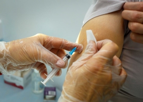 В Мценском районе продолжается вакцинация населения против новой коронавирусной инфекции.